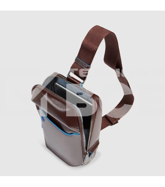 Рюкзак слинг мужской Piquadro Blue Square CA6898B2/MO красное дерево кожа