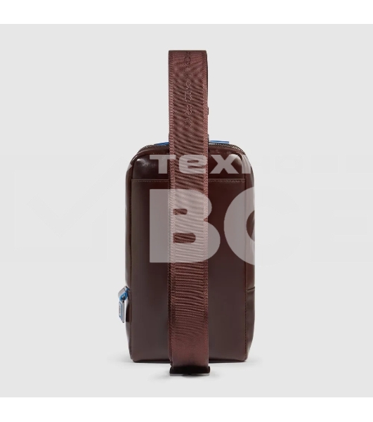 Рюкзак слинг мужской Piquadro Blue Square CA6898B2/MO красное дерево кожа