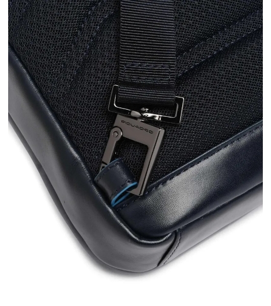 Рюкзак слинг мужской Piquadro Blue Square CA6589B2/BLU2, кожа, темно-синий