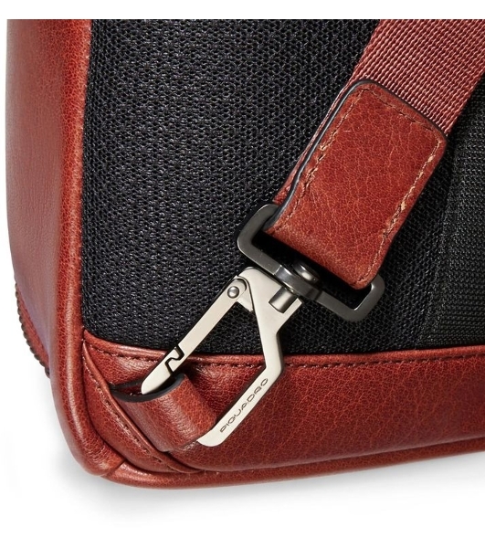 Рюкзак слинг мужской Piquadro Solm CA7028S141/CU табачный кожа