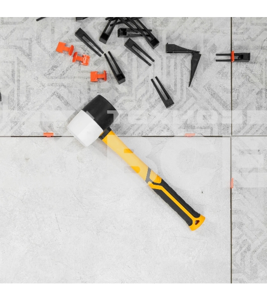 Киянка резиновая Denzel 450 г, черно-белая, фибергласовая рукоятка c TPR покрытием