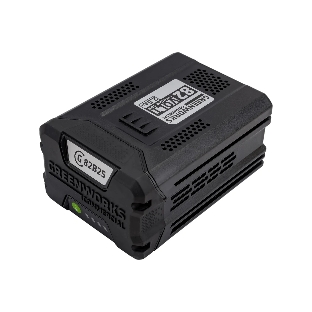 Аккумулятор GreenWorks G82B2, 82V, 2,5 А.ч (2914907) - это литий ионная (Li-ion) батарея, силой тока 2,5 ампер/час и выполненная по самым передовым технологиям. Применяется в линейке всех устройств Greenworks 82V Commercial. Аккумулятор состоит из ячеек производства японской компании LG. Ячейки этого производителя обладают самыми высокими показателями по емкости и выдаваемому напряжению, и относятся к классу A++. Батарея снабжена специальной платой управления, благодаря которой ячейки заряжаются и разряжаются равномерно и одновременно, что значительно продлевает срок жизни аккумулятора (среднее время 7 лет), а также отсутствует эффект потери мощности инструмента при разряде. Для надежной работы аккумулятор снабжен чипом, который защищает его от перезаряда, перегрева и глубокого разряда.Благодаря высокотехнологичным ячейкам, плате управления и защитному чипу, аккумулятор обладает долгим сроком службы - до 2000 циклов заряда-разряда. Корпус - ударопрочный