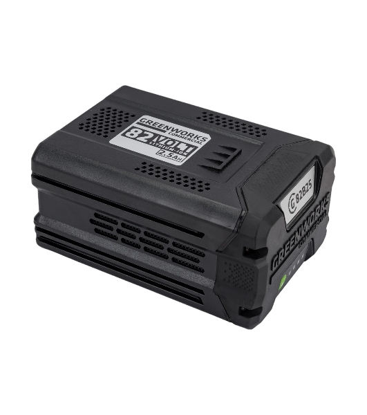 Аккумулятор GreenWorks G82B2, 82V, 2,5 А.ч (2914907) - это литий ионная (Li-ion) батарея, силой тока 2,5 ампер/час и выполненная по самым передовым технологиям. Применяется в линейке всех устройств Greenworks 82V Commercial. Аккумулятор состоит из ячеек производства японской компании LG. Ячейки этого производителя обладают самыми высокими показателями по емкости и выдаваемому напряжению, и относятся к классу A++. Батарея снабжена специальной платой управления, благодаря которой ячейки заряжаются и разряжаются равномерно и одновременно, что значительно продлевает срок жизни аккумулятора (среднее время 7 лет), а также отсутствует эффект потери мощности инструмента при разряде. Для надежной работы аккумулятор снабжен чипом, который защищает его от перезаряда, перегрева и глубокого разряда.Благодаря высокотехнологичным ячейкам, плате управления и защитному чипу, аккумулятор обладает долгим сроком службы - до 2000 циклов заряда-разряда. Корпус - ударопрочный