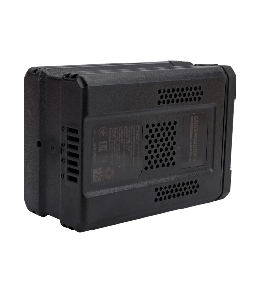 Аккумулятор GreenWorks G82B2, 82V, 2,5 А.ч (2914907) - это литий ионная (Li-ion) батарея, силой тока 2,5 ампер/час и выполненная по самым передовым технологиям. Применяется в линейке всех устройств Greenworks 82V Commercial. Аккумулятор состоит из ячеек производства японской компании LG. Ячейки этого производителя обладают самыми высокими показателями по емкости и выдаваемому напряжению, и относятся к классу A++. Батарея снабжена специальной платой управления, благодаря которой ячейки заряжаются и разряжаются равномерно и одновременно, что значительно продлевает срок жизни аккумулятора (среднее время 7 лет), а также отсутствует эффект потери мощности инструмента при разряде. Для надежной работы аккумулятор снабжен чипом, который защищает его от перезаряда, перегрева и глубокого разряда.Благодаря высокотехнологичным ячейкам, плате управления и защитному чипу, аккумулятор обладает долгим сроком службы - до 2000 циклов заряда-разряда. Корпус - ударопрочный