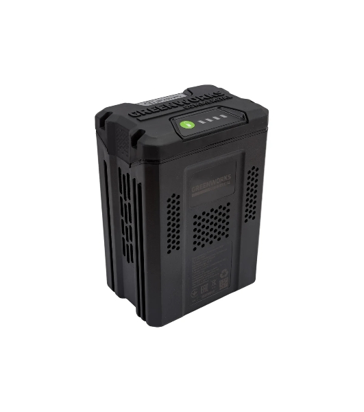 Аккумулятор GreenWorks G82B2, 82V, 2,5 А.ч (2914907) - это литий ионная (Li-ion) батарея, силой тока 2,5 ампер/час и выполненная по самым передовым технологиям. Применяется в линейке всех устройств Greenworks 82V Commercial. Аккумулятор состоит из ячеек производства японской компании LG. Ячейки этого производителя обладают самыми высокими показателями по емкости и выдаваемому напряжению, и относятся к классу A++. Батарея снабжена специальной платой управления, благодаря которой ячейки заряжаются и разряжаются равномерно и одновременно, что значительно продлевает срок жизни аккумулятора (среднее время 7 лет), а также отсутствует эффект потери мощности инструмента при разряде. Для надежной работы аккумулятор снабжен чипом, который защищает его от перезаряда, перегрева и глубокого разряда.Благодаря высокотехнологичным ячейкам, плате управления и защитному чипу, аккумулятор обладает долгим сроком службы - до 2000 циклов заряда-разряда. Корпус - ударопрочный