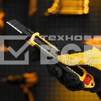 Нож Denzel 18 мм, сменное лезвие, SK4, корпус из ABS + TPR, торцевой зажим, фото4