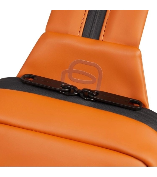 Рюкзак слинг Piquadro Corner 2.0 CA6466C2OW/CU оранжевый полиуретан