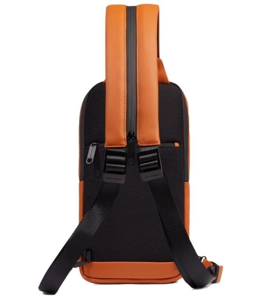 Рюкзак слинг Piquadro Corner 2.0 CA6466C2OW/CU оранжевый полиуретан