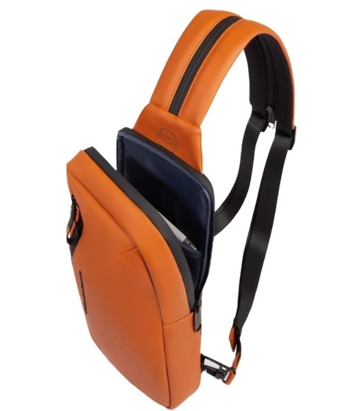 Рюкзак слинг Piquadro Corner 2.0 CA6466C2OW/CU оранжевый полиуретан