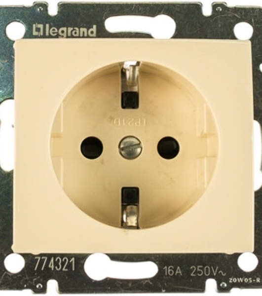 Розетка Legrand 774321 2К+3 со шторками, слон. кость Valena