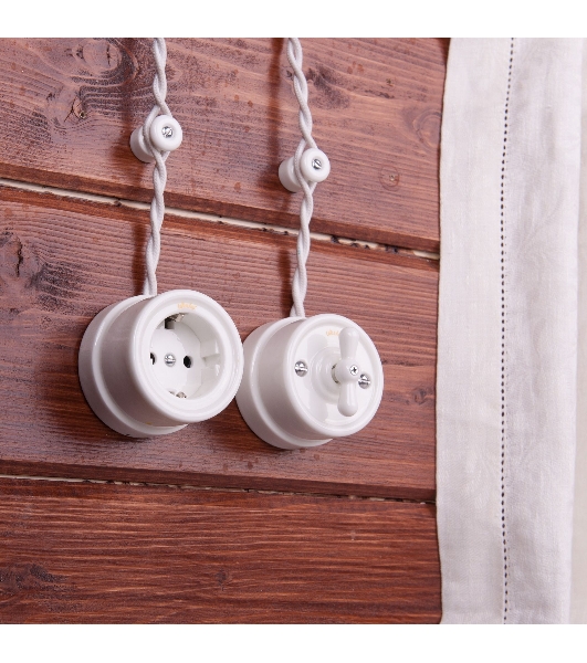 Розетка с заземлением (белый) Ретро