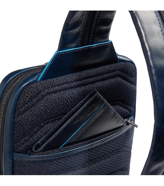 Рюкзак слинг мужской Piquadro Blue Square CA6589B2/BLU2, кожа, темно-синий