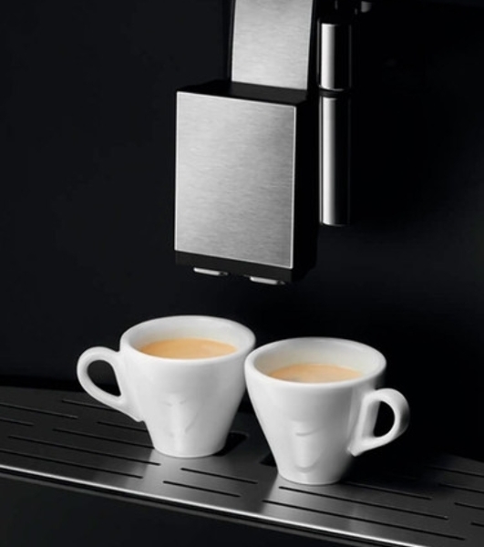 Кофе-машина Electrolux EBC85X автоматическая, сенсорное управление, нержавеющая сталь и черный