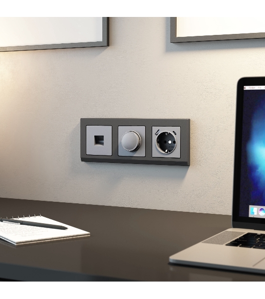 Розетка с заземлением, шторками и USB тип A+C  (серебряный матовый)
