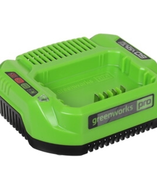 Зарядное устройство GreenWorks 60V (2932007)'Зарядное устройство Greenworks (модель) - используется для заряда аккумуляторных батарей Гринворкс 60 вольт на 2 А/ч,4 А/ч и 6 А/ч.Время зарядки данных аккумуляторов составляет: 2 А/ч = 60 минут; 4 А/ч = 120 минут.Зарядка оснащается системой автоматического отключения при достижении максимального заряда батареи для сохранения рабочих характеристик Li-Ion, а также специальным чипом, который защищает батарею от перегрева. Эти современные системы интеллектуального заряда обеспечивают сохранность дорогостоящего лития от преждевременной потери своих свойств и обеспечивают максимально возможный срок службы батареи. Для устойчивости зарядка имеет прорезиненные ножки. Для крепления на стену есть специальная проушина. На корпусе зарядки присутствую индикаторы заряда. Питание зарядного устройства осуществляется от сети 230 вольт переменного тока 50-60 Гц, 1,9 Ампер.Преимущества модели: Совместимость с аккумуляторами Greenworks 60V; Чип для защиты от перегрева