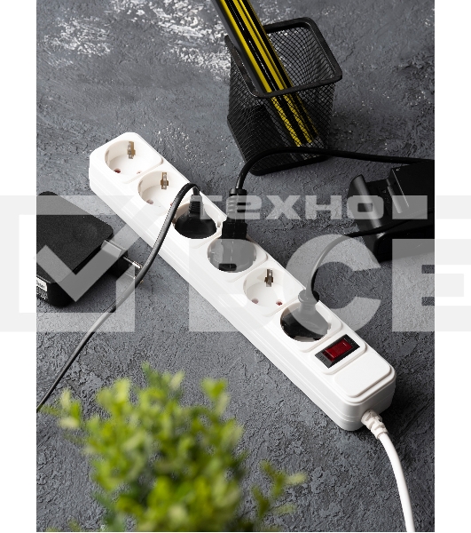 Сетевой фильтр EKF UFP10-375-6-03 6x3 м 10А/2,2 кВт с выкл. c/з ПВС 3х0,75 Блокбастер EKF PROxima