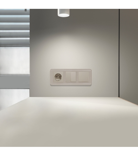 Розетка с заземлением и шторками (дымчатый)