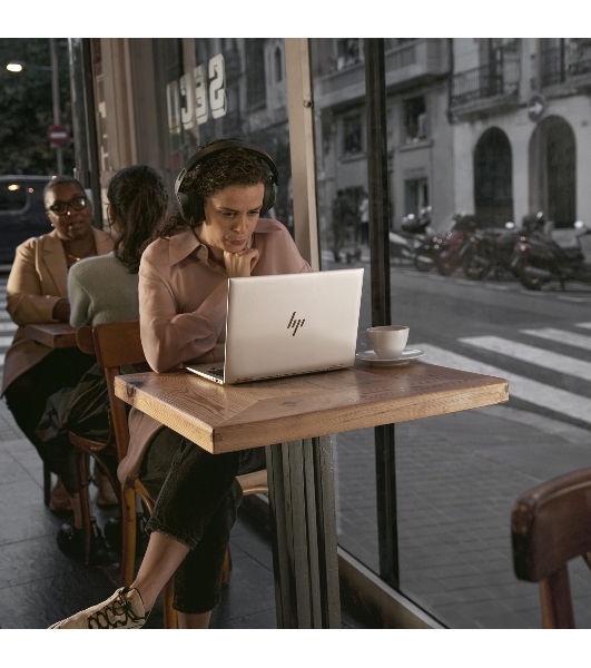 Ноутбук HP EliteBook 640 G11 14'(1920x1080)/Intel Core Ultra 5 125U(1.3Ghz)/16384Mb/512SSDGb/noDVD/Int:Intel Iris Xe Graphics/Cam/BT/WiFi/56WHr/war 1y/1.39kg/Pike Silver/DOS + EN Kbd