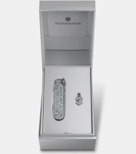 Нож перочинный Victorinox Classic Brilliant Carbon (0.6221.90) 58мм 5 функций черный/серебристый подар.коробка