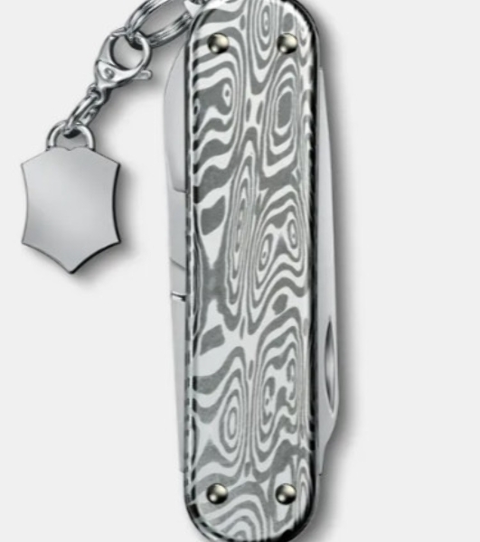 Нож перочинный Victorinox Classic Brilliant Carbon (0.6221.90) 58мм 5 функций черный/серебристый подар.коробка