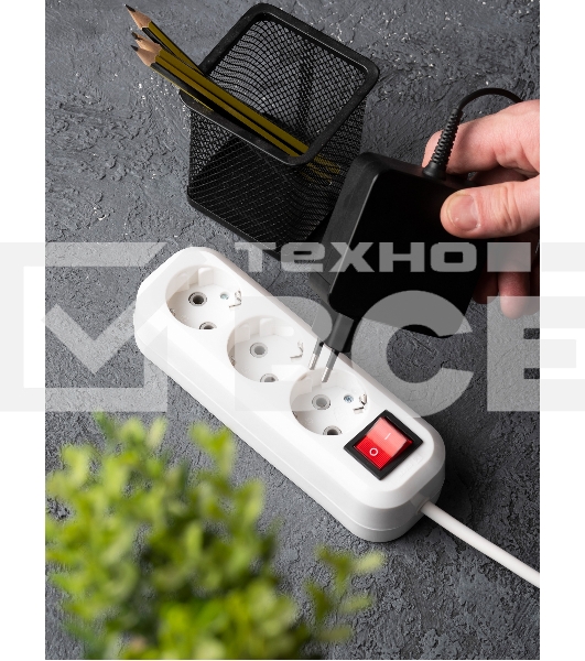 Удлинитель EKF UBA16-310-3-02i 'Эксперт' 3 гнезда 2 метра 16А/3,5 кВт с выключателем и заземлением ПВС 3х1 EKF PROxima